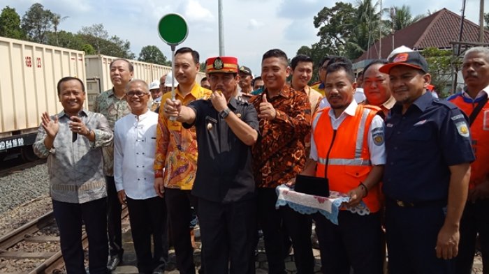 Syukuran sekaligus launching angkutan kereta api PT GGB melalui stasiun Banjar Sari. 